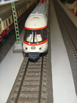 3線式のレールの上を走る電車